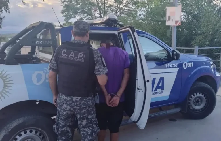 Tensión en una casa de Carlos Paz: Irrumpió con dos cuchillos y vecinos lograron retenerlo hasta que llegó la Policía