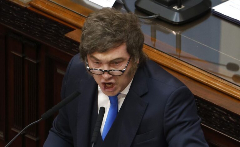 Milei furioso con Clarín por la tapa del caso Libra: «Son la mafia mediática»