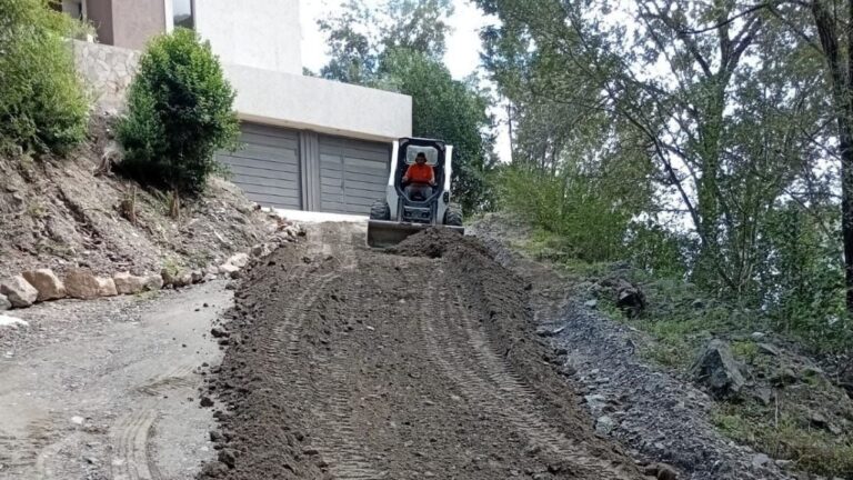 Carlos Paz refuerza el mantenimiento de calles de tierra en barrios