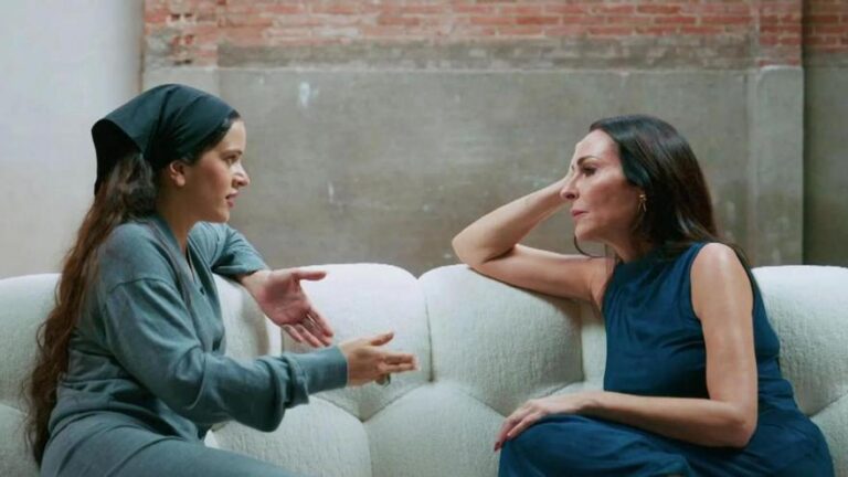 Rosalía profundiza en su fe en Dios en su entrevista con Ana Milán: «Ahora rezo más que ir al psicólogo»