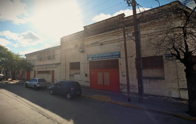 Cerró la histórica fábrica La Texto Fabril en Alta Gracia y trabajadores reclaman por sus indemnizaciones