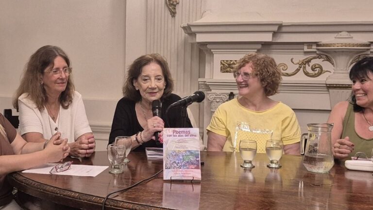 Córdoba: una antología que mezcla pintura y poesía llegó a la Legislatura