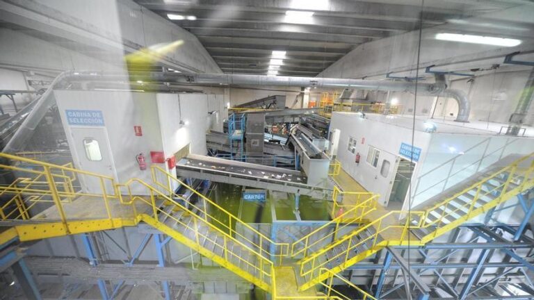 Muere un trabajador aplastado por una máquina en la planta de tratamiento de residuos de Murcia
