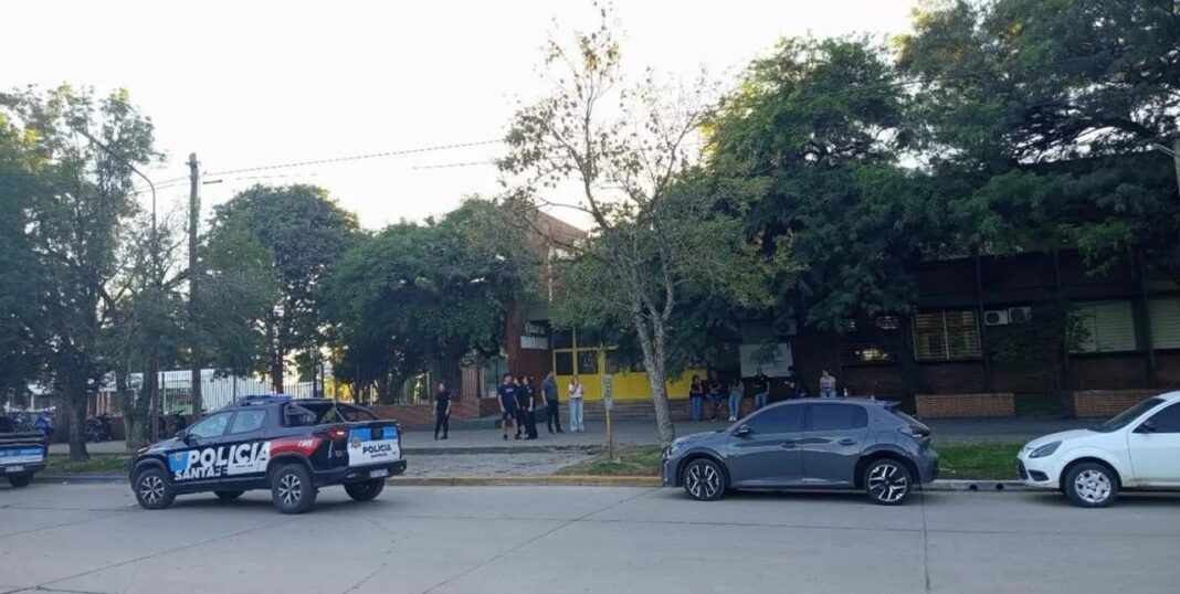 Imagen referencial de la fachada de un colegio, con presencia policial en la puerta.