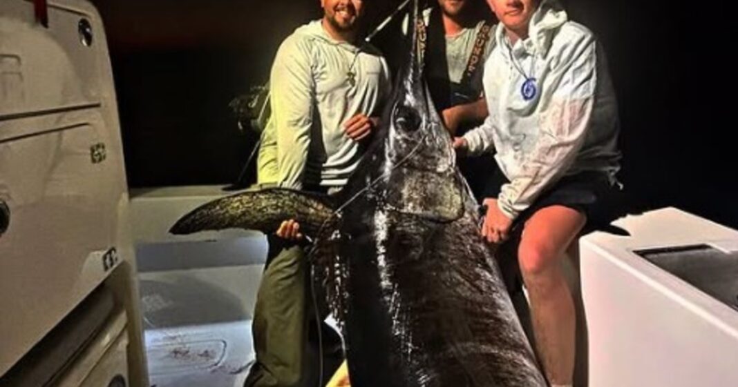 Capitán José Rodríguez junto al enorme pez espada de más de 200 kilos capturado en los Cayos de Florida.