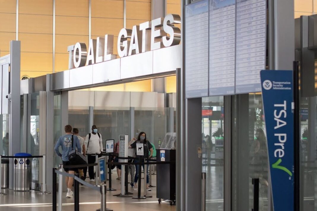 Pasajeros esperando fuera de la terminal del Aeropuerto Internacional de Raleigh-Durham tras la evacuación.