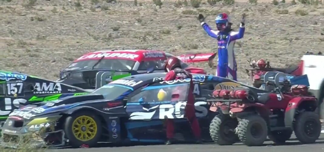 Fotografía de vehículos del Turismo Carretera involucrados en un incidente en el autódromo de Neuquén.