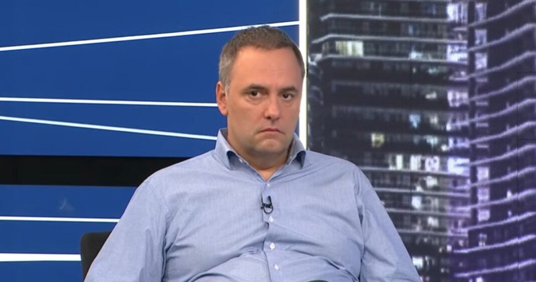 Ilustración de un documento de propiedad y una lupa, representando la investigación sobre la compra de un inmueble.