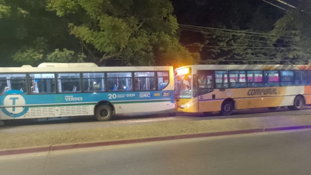 Colectivo urbano transitando por una calle de la ciudad de Córdoba