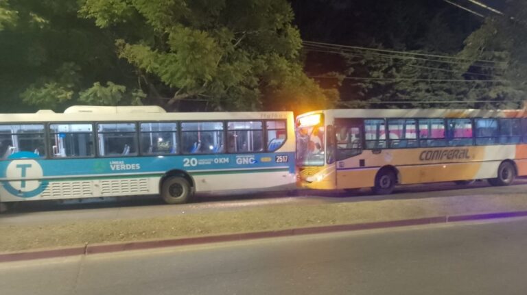 Colectivo urbano transitando por una calle de la ciudad de Córdoba