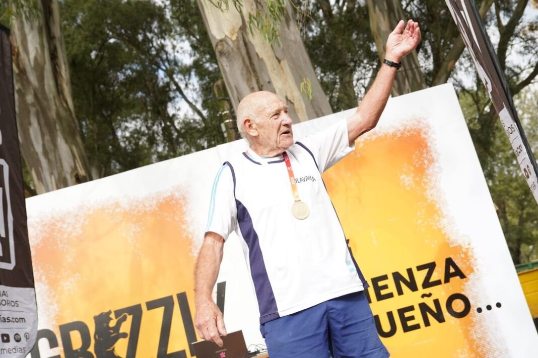 Hombre mayor corriendo en una pista de atletismo