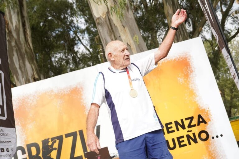 Hombre mayor corriendo en una pista de atletismo