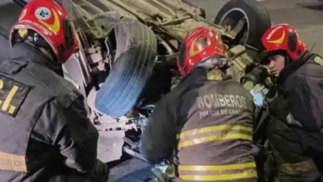 Vehículo volcado en la Avenida Colón de Córdoba, frente al colegio Carbó, con presencia de servicios de emergencia.