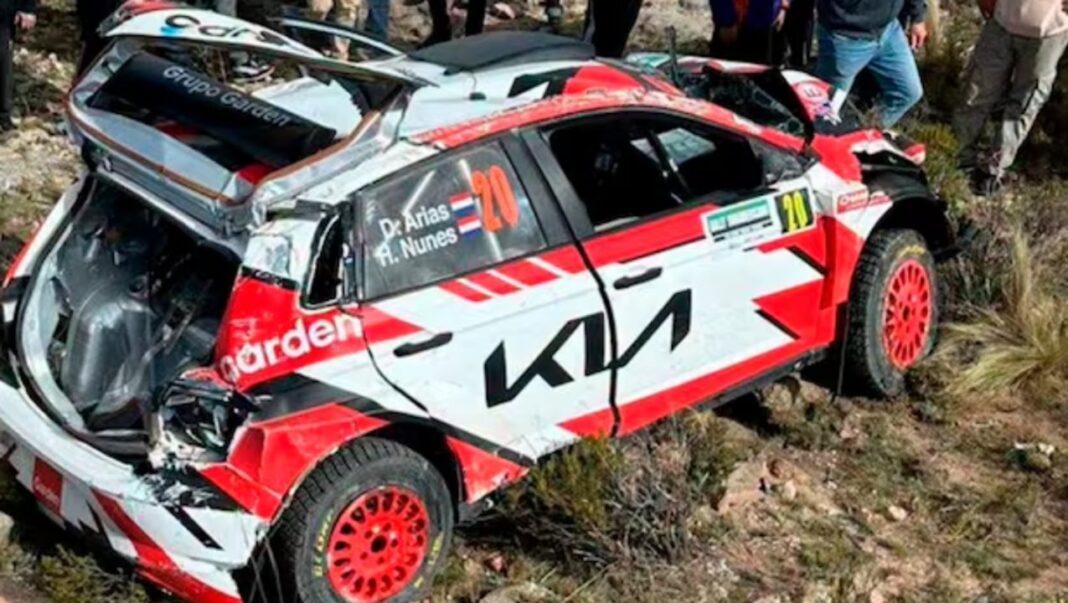 Vehículo de rally y servicios de emergencia en el lugar del accidente en Mina Clavero.