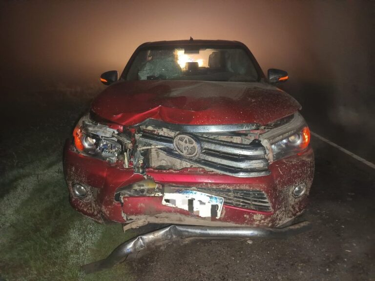 Accidente de tránsito en ruta provincial de Córdoba, con presencia de vehículos de emergencia.