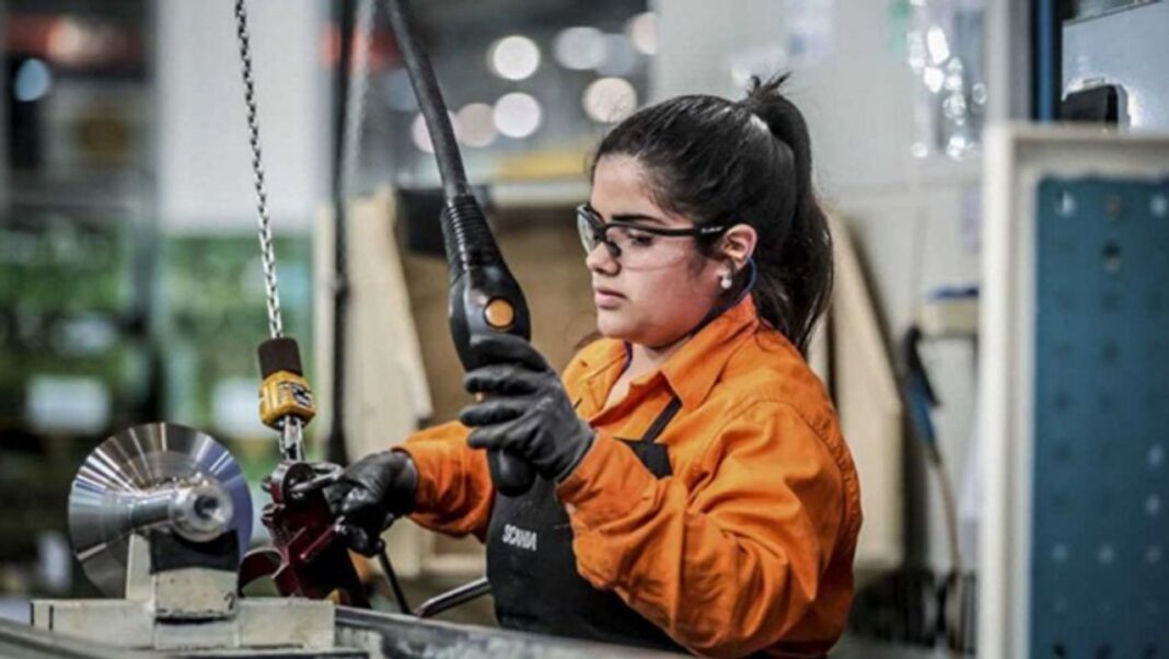 Gráfico representativo de la actividad económica con flecha descendente.