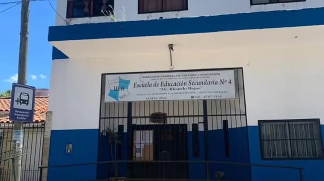 Acceso a la Escuela Secundaria Ricardo Rojas Media N°4 en San Martín, provincia de Buenos Aires.