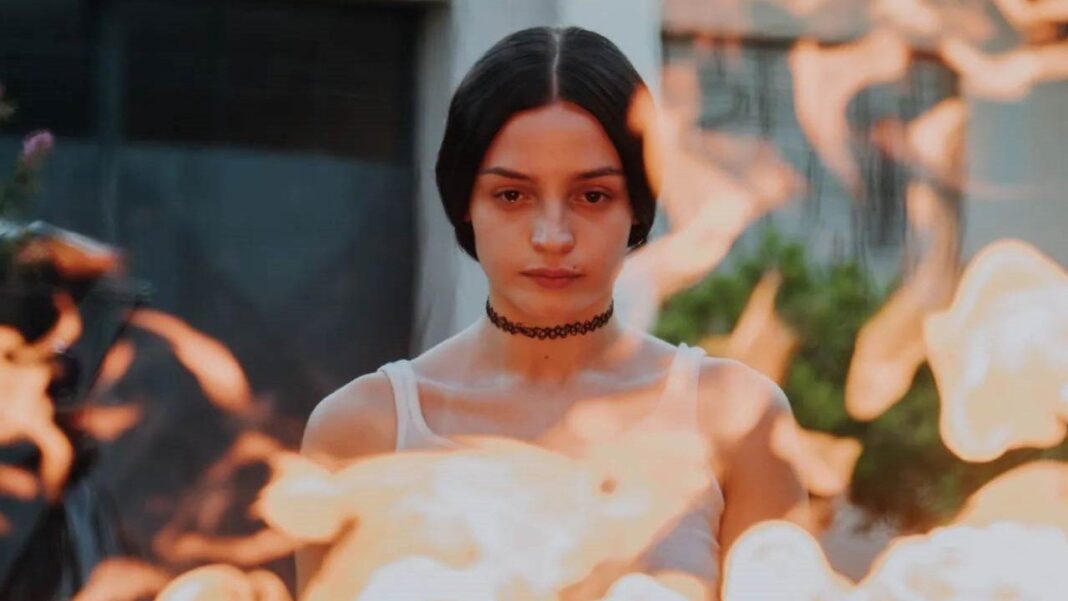 Personas disfrutando de una exposición de arte en un espacio cultural de Córdoba