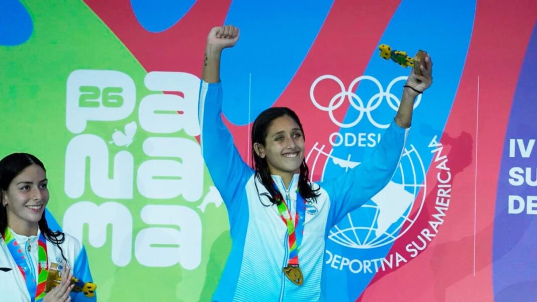 Agostina Hein, nadadora argentina, celebra su medalla de oro en los Juegos Sudamericanos de la Juventud 2026.