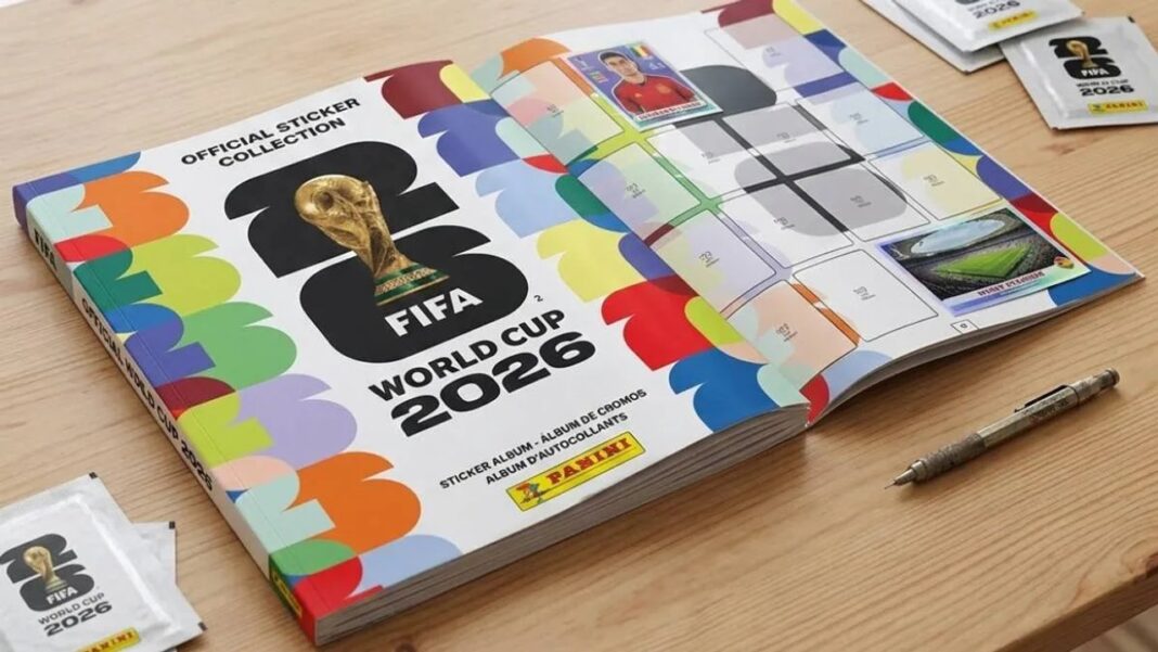 Álbum y sobres de figuritas Panini del Mundial de Fútbol 2026 sobre una mesa.