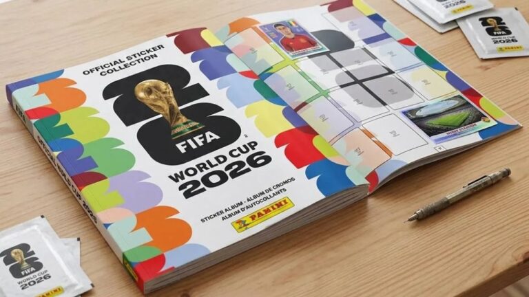 Álbum y sobres de figuritas Panini del Mundial de Fútbol 2026 sobre una mesa.