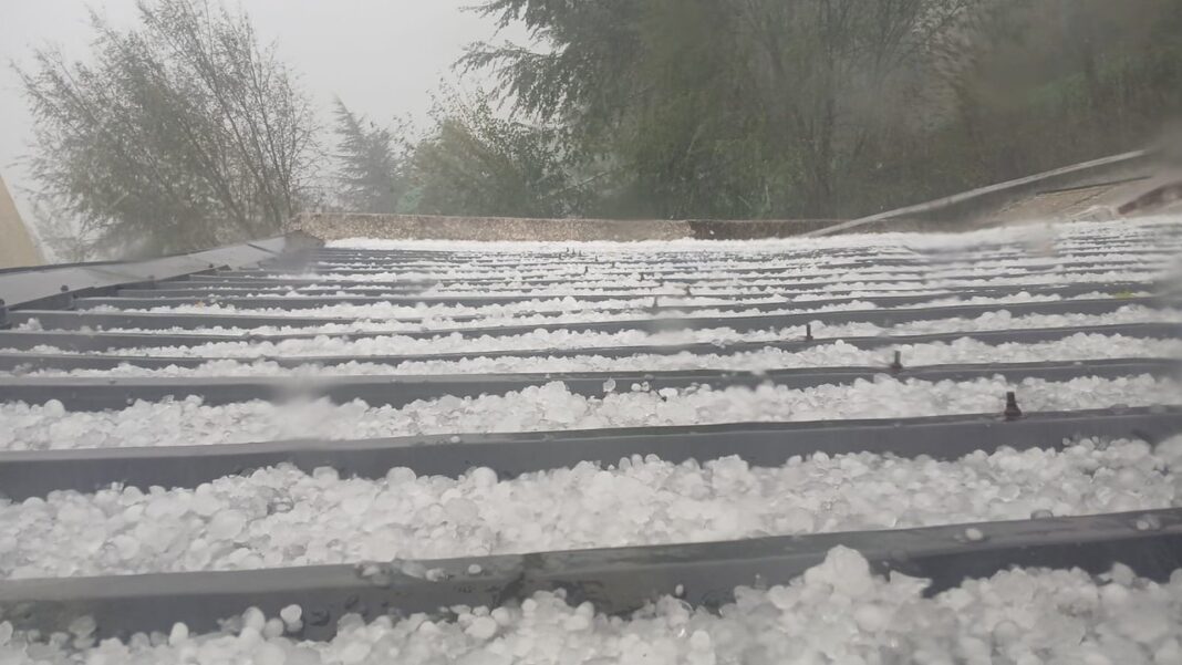 Granizo acumulado en calles de Potrero de Garay, Córdoba, durante la tormenta del viernes.