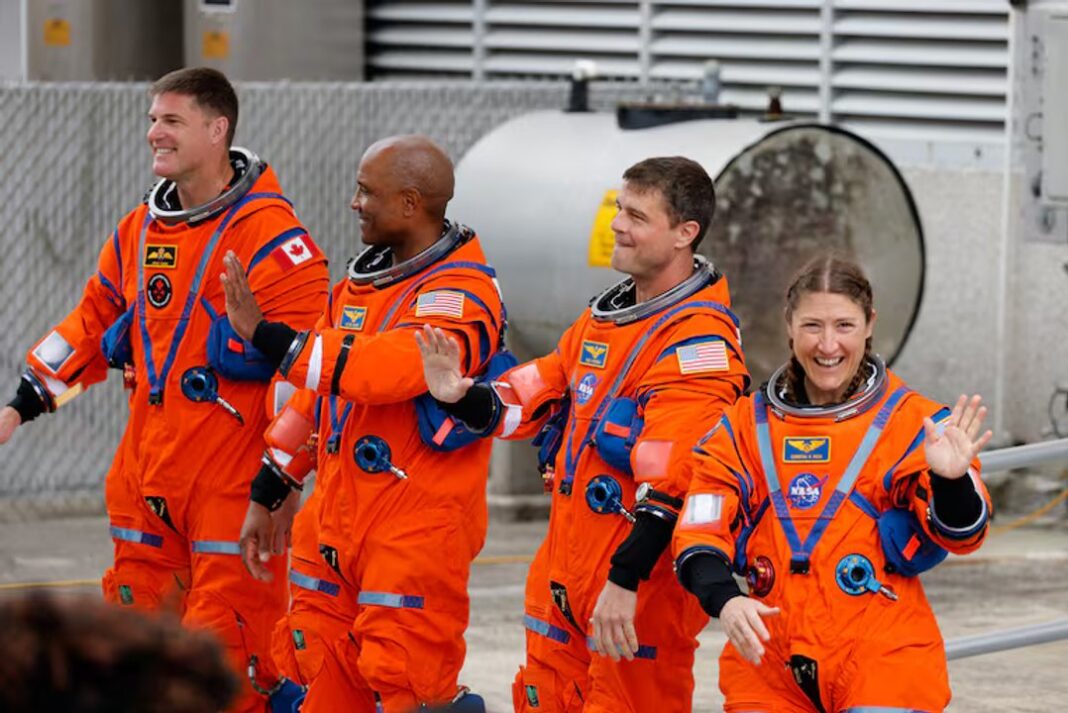 Los cuatro astronautas de la misión Artemis II, Reid Wiseman, Victor Glover, Christina Koch y Jeremy Hansen, en un momento de entrenamiento.