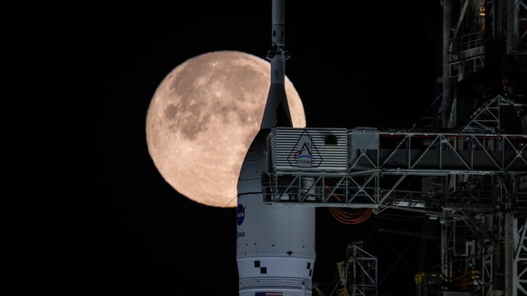 Ilustración de la nave espacial Orión de la NASA acercándose a la Luna en la misión Artemis II.