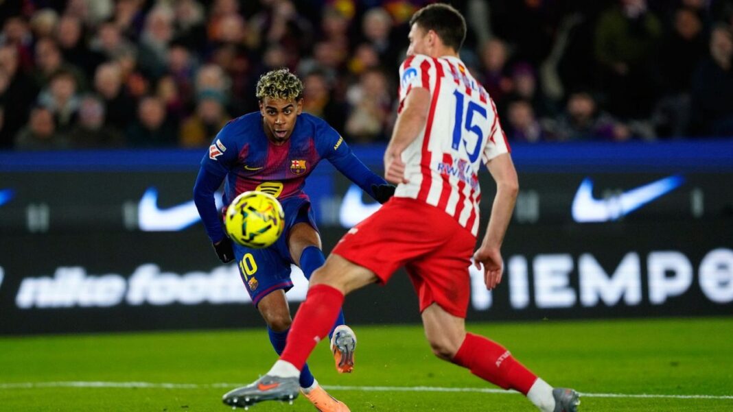 Jugadores de Atlético Madrid y Barcelona durante un partido anterior de la Champions League.