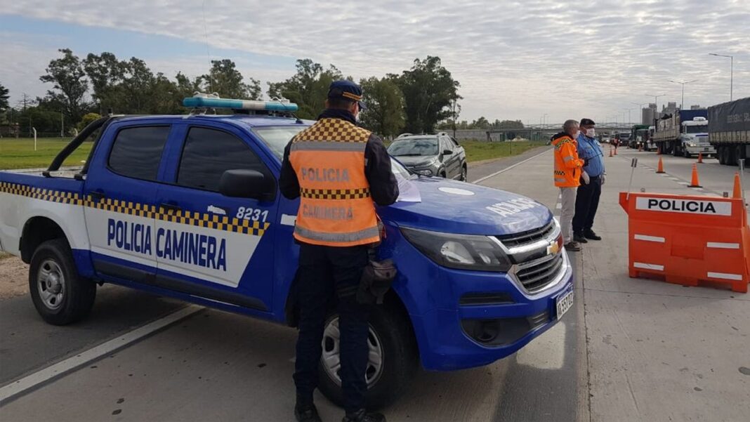 Agente de la Policía Caminera de Córdoba controlando el tránsito en una ruta provincial