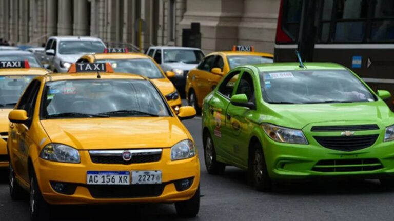 Taxis estacionados en una calle de la ciudad de Córdoba