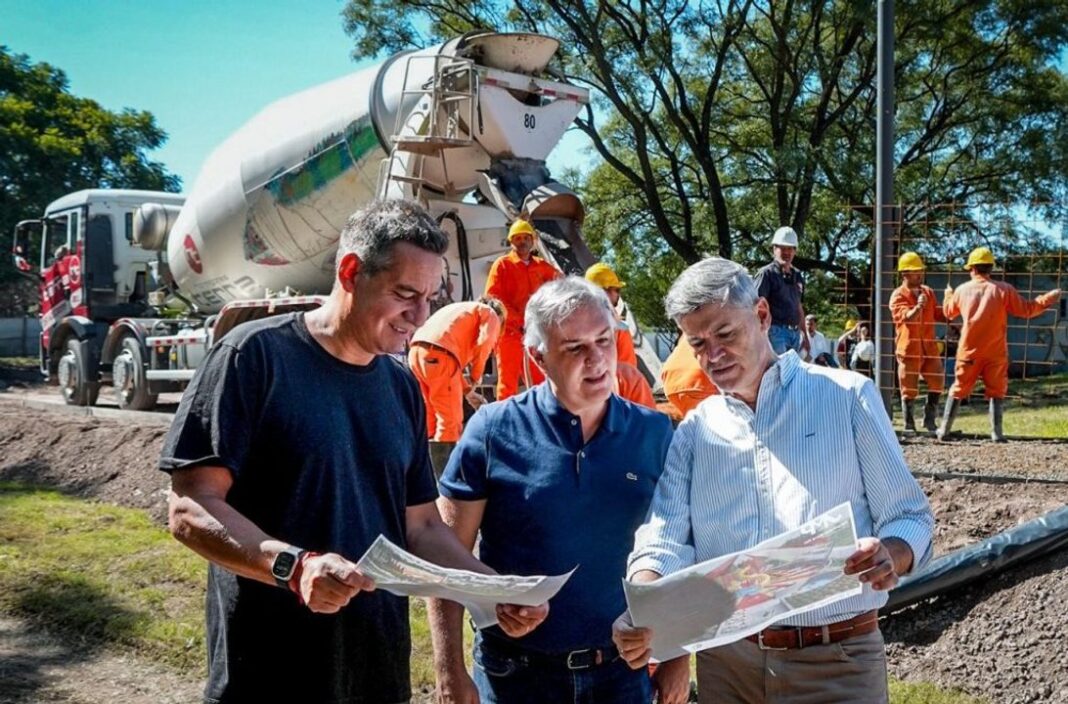 Autoridades recorren las obras de recuperación del Parque José María Paz en barrio General Paz, Córdoba.