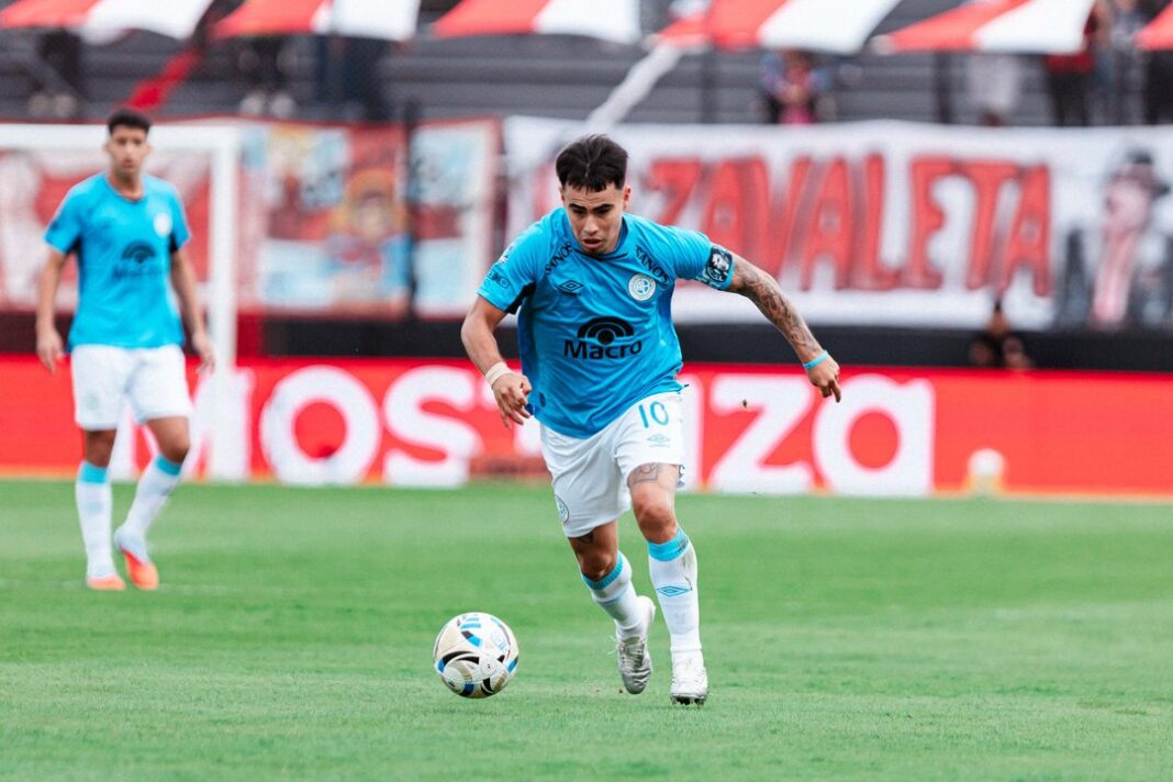 Jugadores de Belgrano y Barracas Central durante el partido en el estadio Claudio Fabián Tapia.