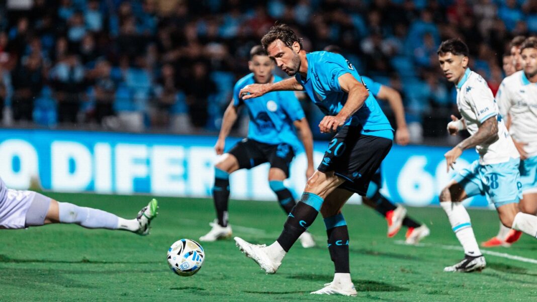 Jugadores de Belgrano y Aldosivi durante el partido en el estadio Julio César Villagra de Córdoba.
