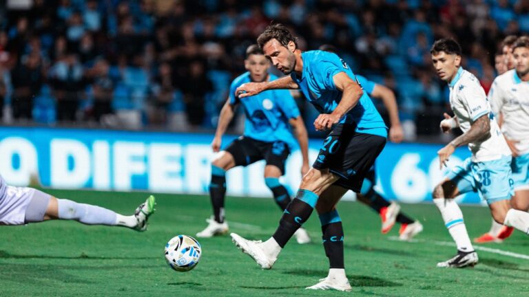 Jugadores de Belgrano y Aldosivi durante el partido en el estadio Julio César Villagra de Córdoba.
