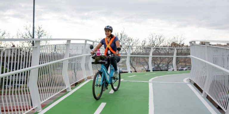 Ciclistas recorriendo una bicisenda en la ciudad de Córdoba