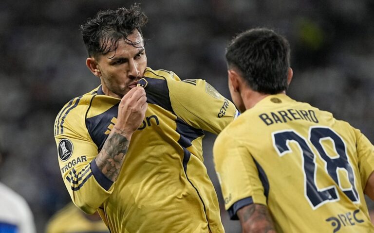 Jugadores de Boca Juniors y Barcelona de Ecuador en un partido de Copa Libertadores.