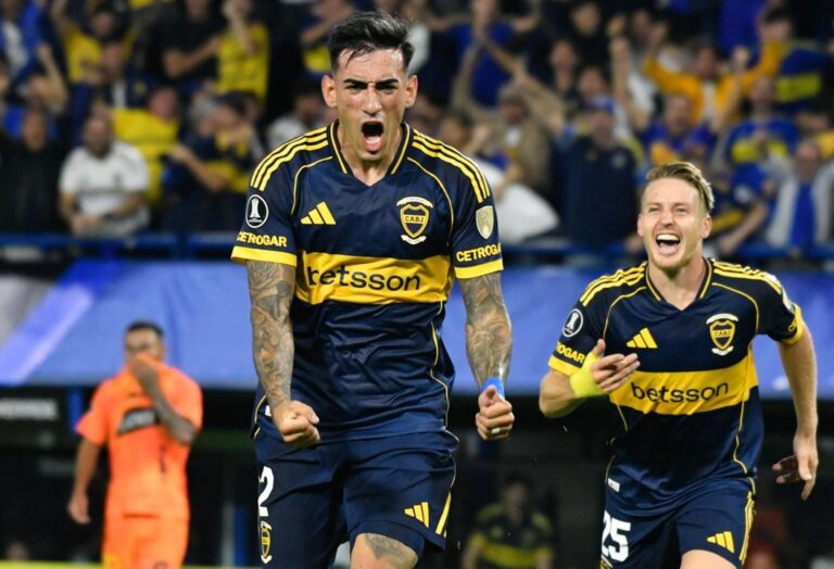 Jugadores de Boca Juniors celebran el gol frente a Barcelona de Ecuador en La Bombonera.