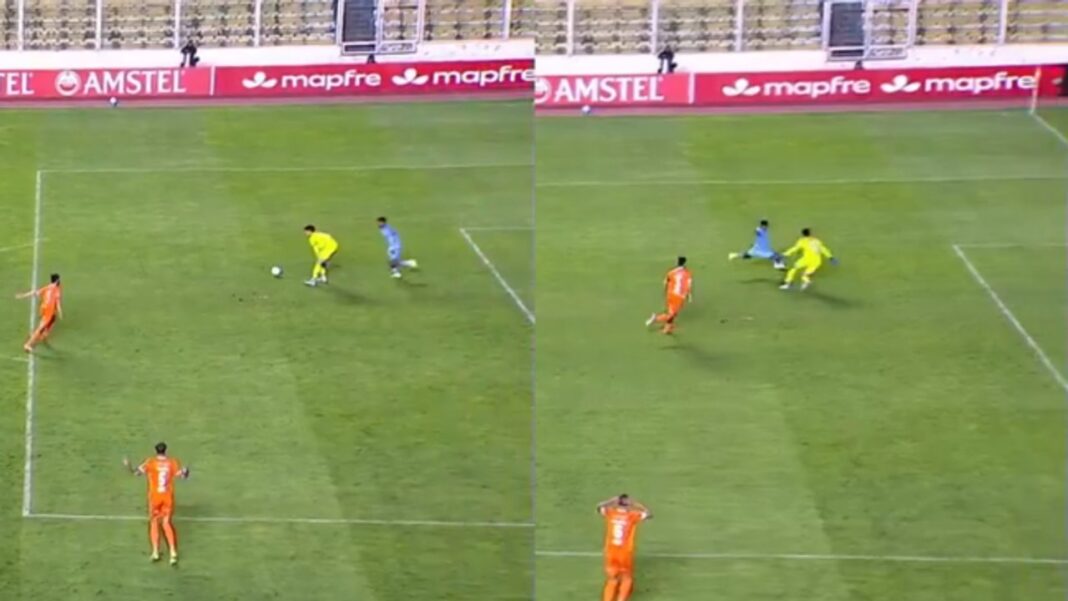 Jugadores de Bolívar celebran el gol del empate ante Deportivo La Guaira en el Estadio Hernando Siles.