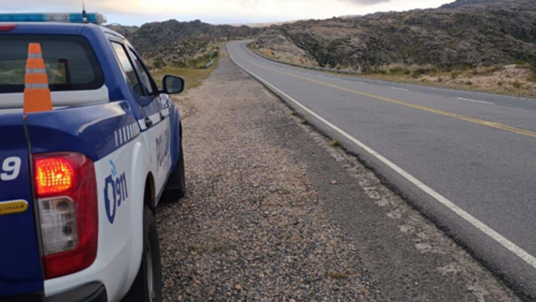 Camino de las Altas Cumbres cerrado con señalización de la Policía Caminera