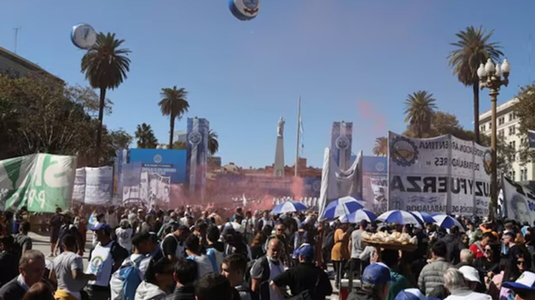 Movilización de la CGT en Plaza de Mayo con banderas y manifestantes