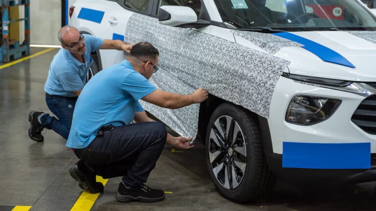Silueta del nuevo Chevrolet Sonic crossover con carrocería camuflada, revelado por la marca.