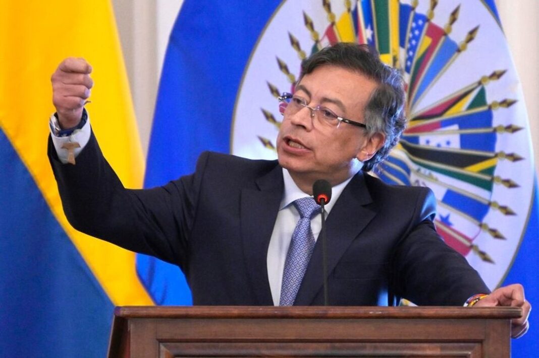 Gustavo Petro anunciando el pago de la deuda de Colombia al FMI