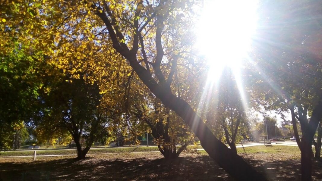 Cielo despejado sobre la ciudad de Córdoba con sol brillando