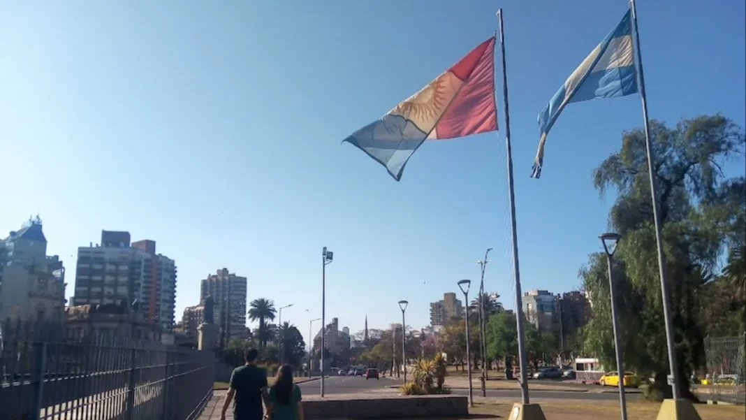 Cielo despejado en Córdoba con árboles otoñales