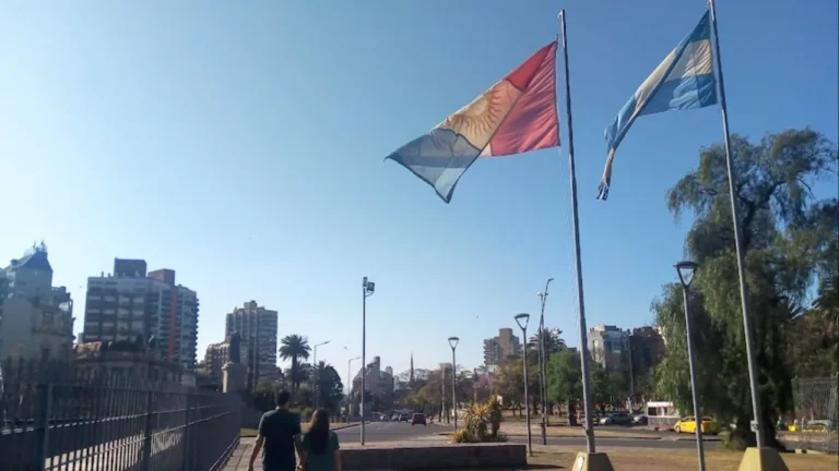 Cielo despejado en Córdoba con árboles otoñales