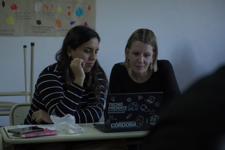 Docentes en reunión virtual de acompañamiento pedagógico