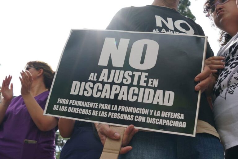 Persona con discapacidad en silla de ruedas junto a un edificio judicial en Córdoba