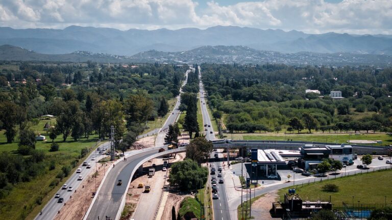 Obras de construcción vial en Córdoba: altonivel y duplicación de avenida