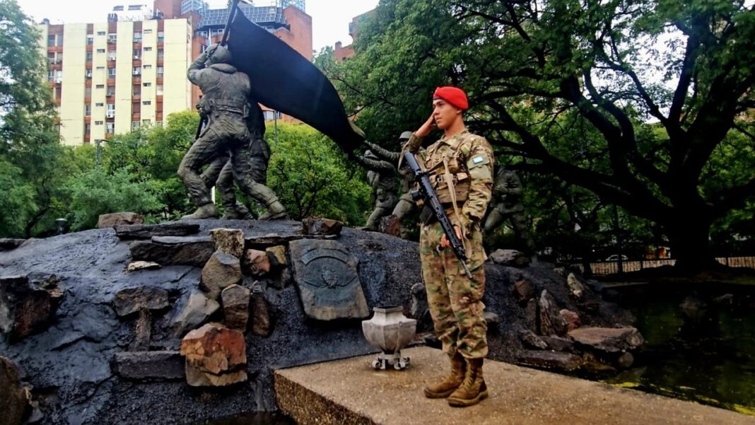 Autoridades provinciales y municipales durante un acto homenaje por Malvinas en Córdoba